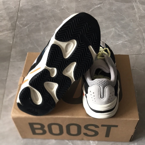 Yeezy Boost 700 - Picture 5 of 6